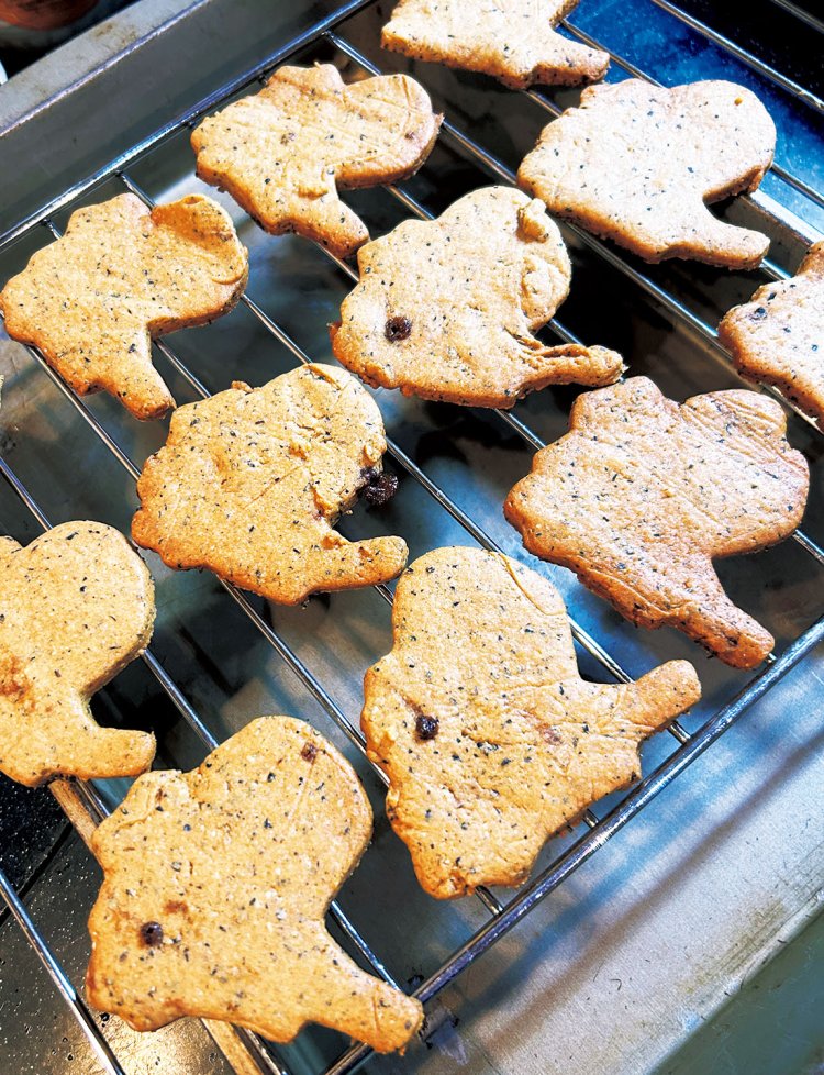 宮沢さんお手製の山梨形クッキー。自身がプロデュースする旅企画では、いつも参加者に手作りの品を用意する。