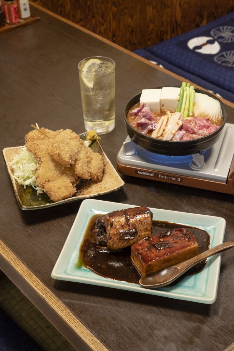 元祖焼酎ハイボール418円、ピリ辛の味噌で3種のもつを煮込んだもつ火鍋（10～5月限定）1485円、串カツ715円、サバの味噌煮（時価）。