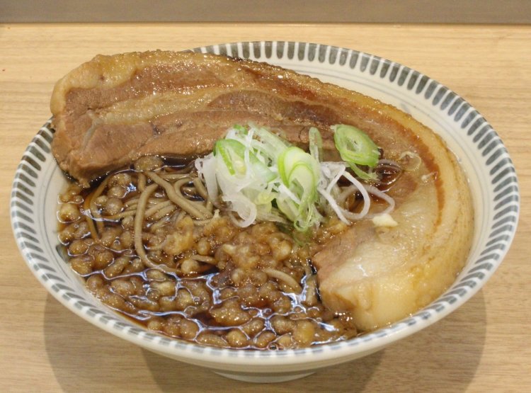 これは春日店の厚肉そば750円。肉、ツユのレシピは全店共通。肉の旨味がツユに溶け出し、たまらないうまさだ。