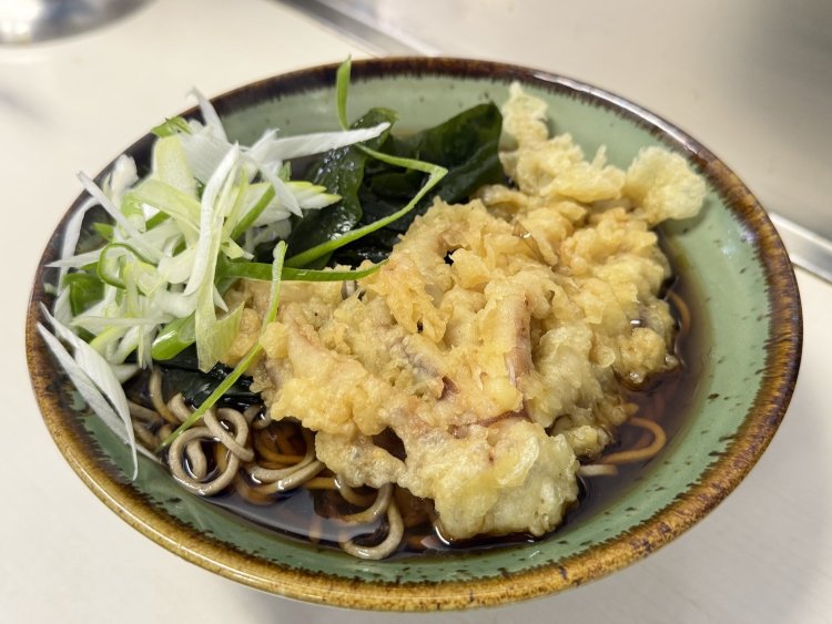 スルメイカ使用のゲソ天そば450円。この天ぷらは自家製。