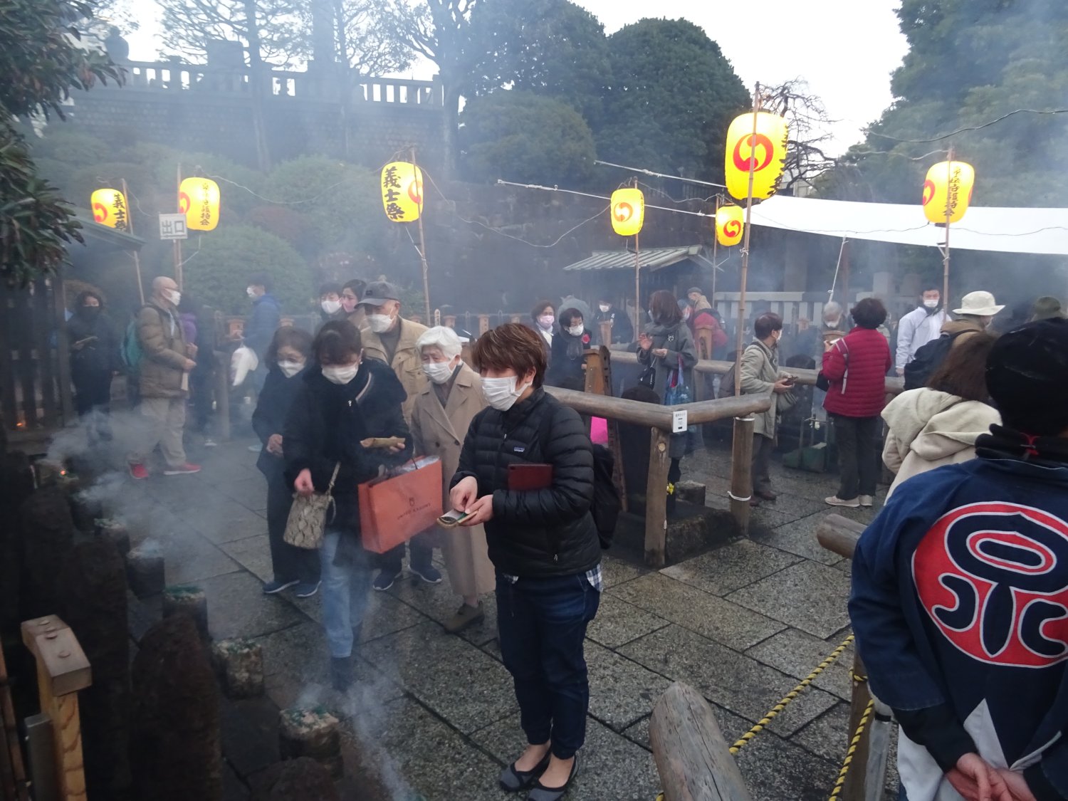 義士たちに線香をあげるために全国から参拝客が集まる。