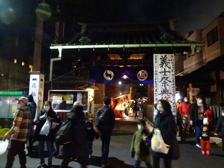 暗くなっても参拝客が途切れることのない泉岳寺。