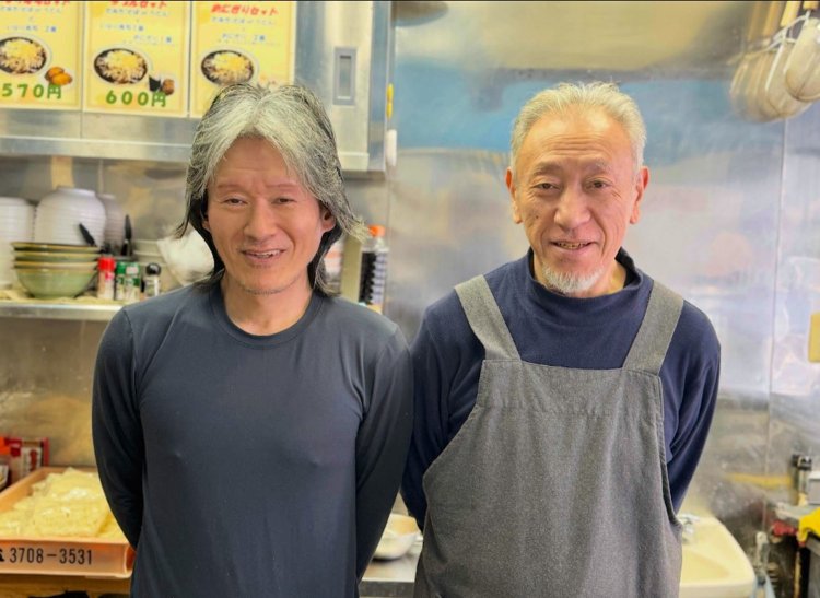 左が小原さん。右が玉置さん。立ち食いそばのベテランだ。
