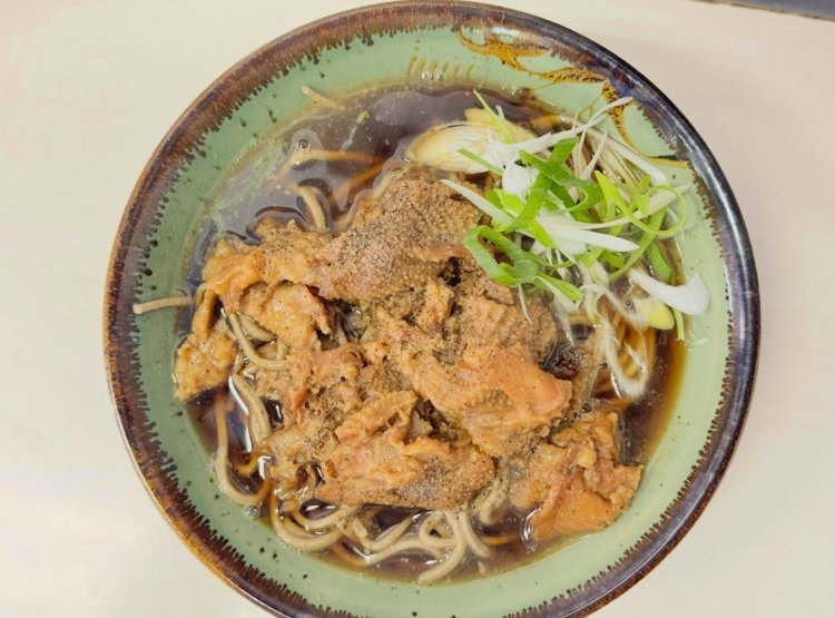 これも人気の鶏皮黒コショウそば450円。鶏油が加わったツユはたまらんコク。