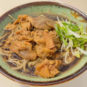 鶏皮そばにきくらげかき玉……肉そばの名店『豊しま江戸川橋店』に起きた変化。“安心の定番”からはみ出ようとしたわけ