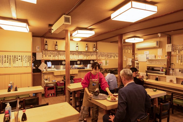 夜でも定食が頼めるとあって、長年通う常連も多いという。