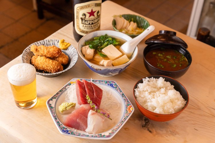 刺身盛り合わせ定食1500円のほか、名物のとり豆腐680円や冬限定のカキフライ1個350円。サッポロ赤星大瓶900円。