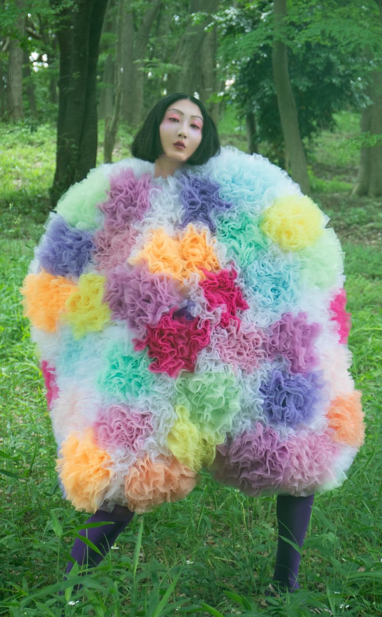 小泉智貴《Multicolored Ruffle Cape》2020年 作家蔵。