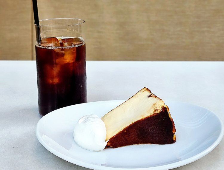バスクチーズケーキ（数量限定）1300円、アイスコーヒー900円。