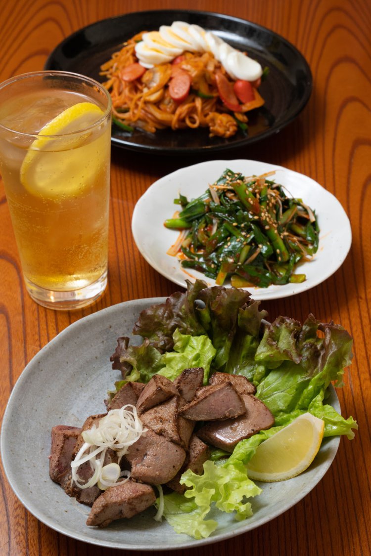 レバコロステーキ650円、2段階の辛さが選べる辛ゴニラ450円、締めに人気のレトロナポリタン700円。元祖酎ハイ350円。