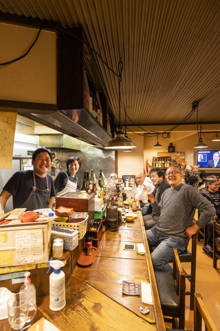 常連たちの楽しいトークが響きわたり、尻に根が生えてしまいそう。