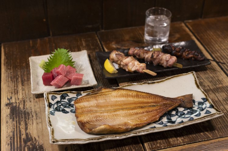 ホッケ塩1023円、築地で仕入れた肉を焼くモモ串やレバー串308円、人気の生本マグロブツ（半人前）671円。