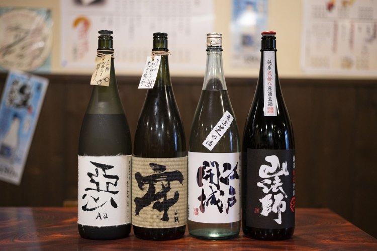 宮崎の芋焼酎「牢（ろう）」グラス550円をはじめ、焼酎や地酒が豊富。