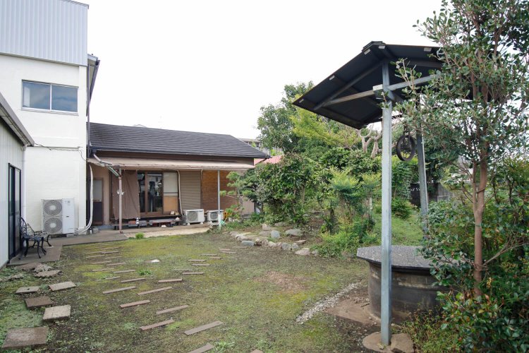 『うたたね舎』の庭先。