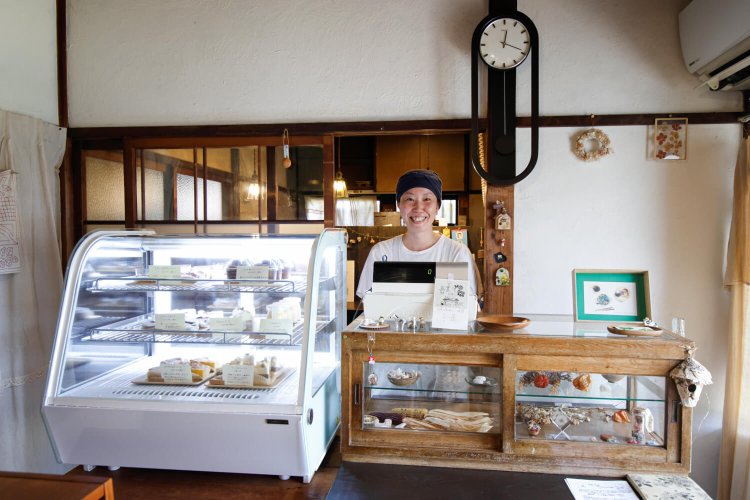 「店先のお庭でどうぞひと休みしてください」と店主の阿部良美さん。