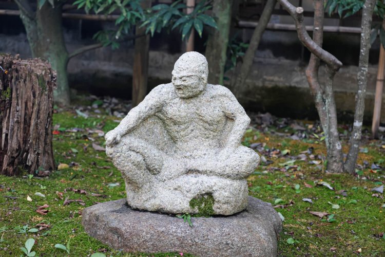 草陰に潜む石像たちを探してみよう。