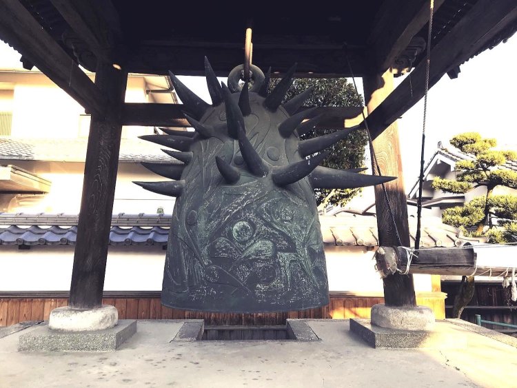 愛知県「九国寺」にある岡本太郎作の梵鐘。