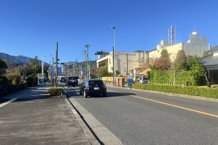 小田原中継所である『鈴廣かまぼこの里』前。