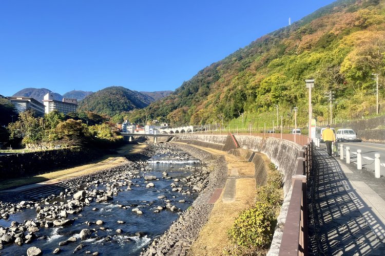 早川にかかる三枚橋のあたりから箱根湯本をのぞむ。