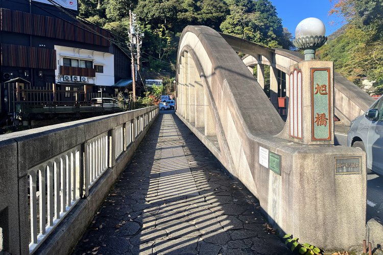 旭橋。写真だとわかりづらいが、川に対して斜めにかかっている形もおもしろい。