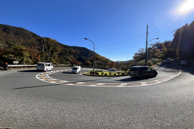 下りは勢い余って遠心力で飛ばされるんじゃないかと思うレベルのU字カーブ。