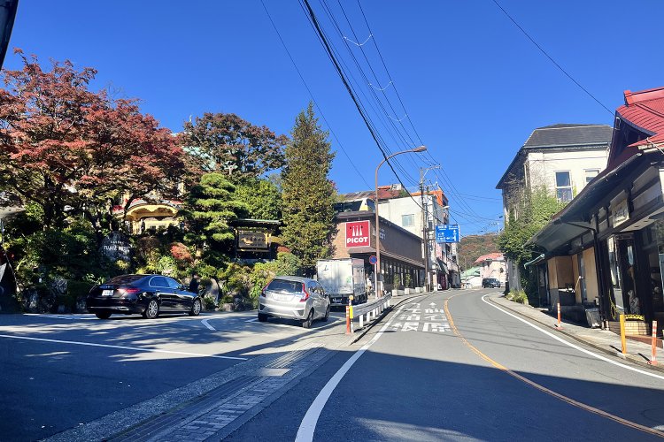 宮ノ下。左手に見えているのが『富士屋ホテル』。