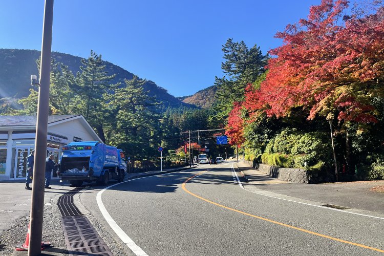 小涌園前のカーブ手前。