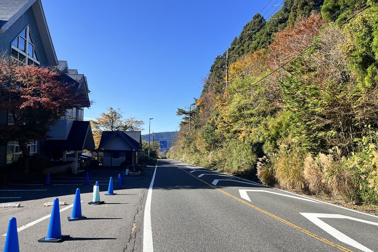 行く手にちらりと湖が……！