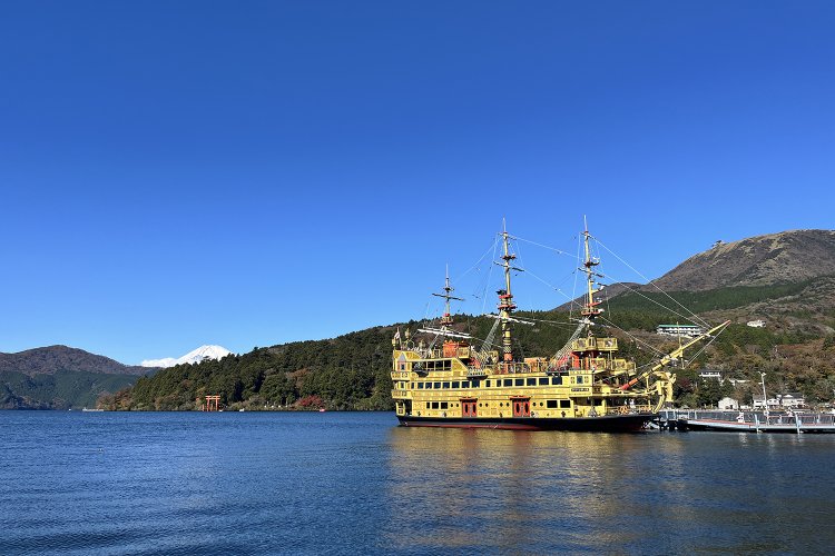 ちょっぴり湖畔に寄り道。右奥には箱根ロープウェイ、左奥は富士山。