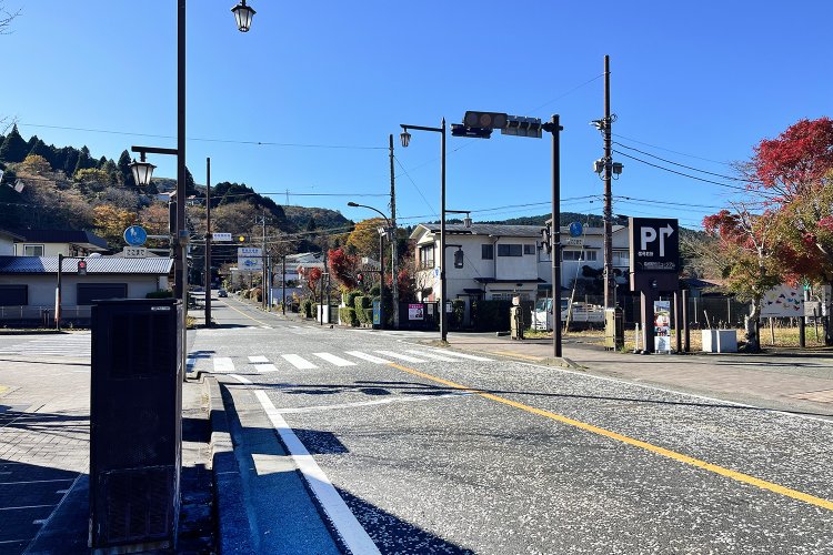 箱根関所南の交差点。ここを右折すればゴールはすぐそこ。