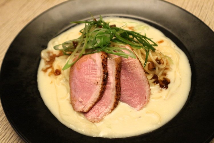 合鴨のスーヴィッドと焦がし葱のソース1782円。クリームとパスタ、合鴨とネギのバランスが絶妙！ 