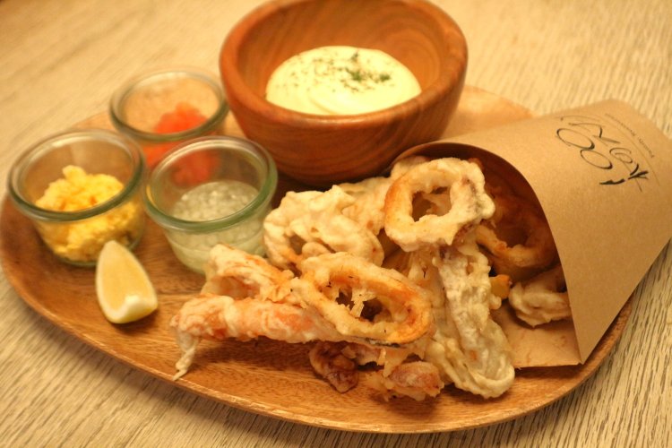 魚介のフリットと食べるタルタルソース1584円。お酒のつまみにはコ レ！