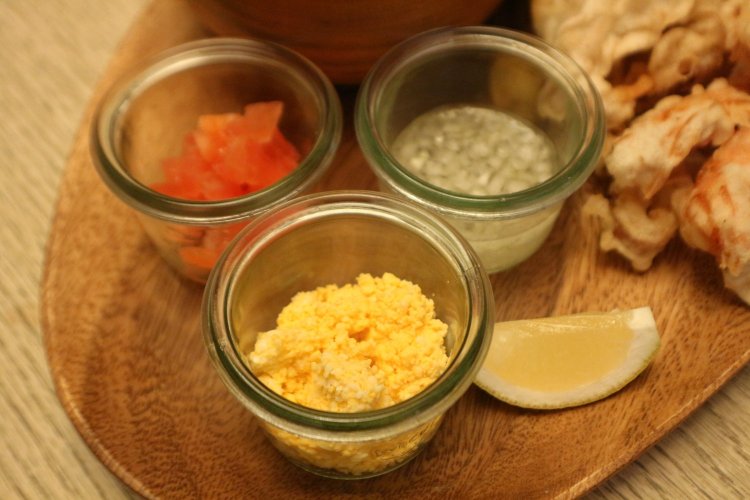 写真手前から時計回りに、玉子、トマト、オニオンが並ぶ。あえてタルタル ソースをつけず、レモンを絞ってシンプルに食べるのもアリ。