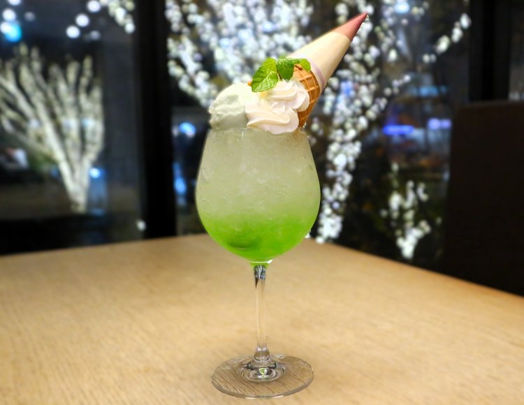 大人のメロンクリームソーダ979円はデザートのようなボリューム感！