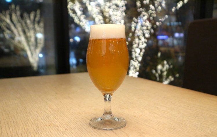 最初の一杯にも飲みやすい自家製レモンビール880円。