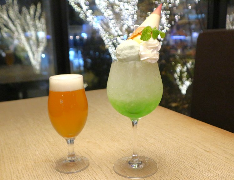 テーブルが一気に華やぐ、大人のメロンクリームソーダ979円（写真右）と自家製レモンビール880円（写真左）。