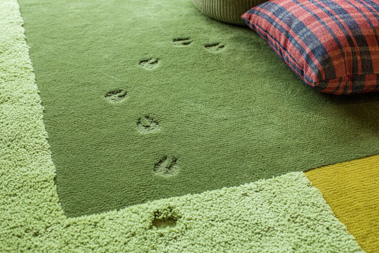 小上がり席で、よーく足元を見てみると……？（写真＝店舗提供）。