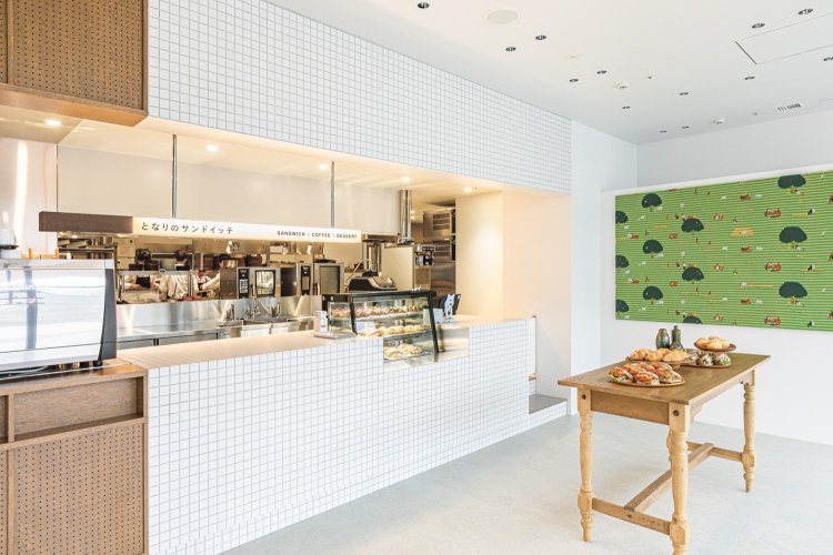 併設するテイクアウト専門店『となりのサンドイッチ』も見逃せない。シェフが考案した本格派のサンドイッチやソフトクリームなど、ピクニックをしたくなるメニューがそろう。