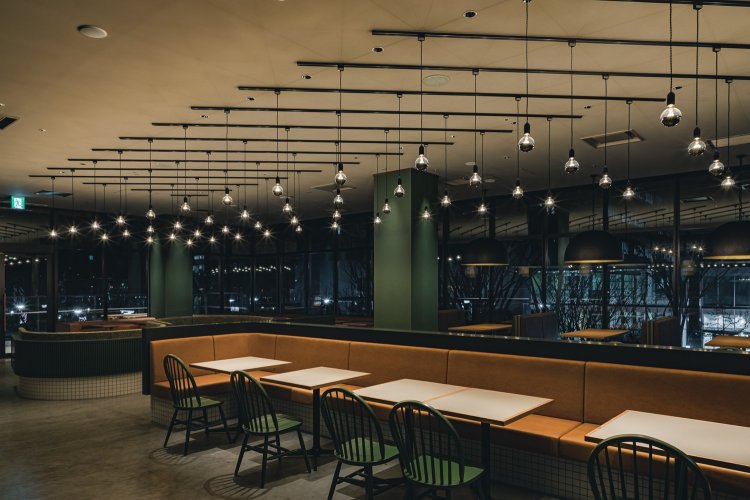 昼間は外からの光がたっぷり注ぐ明るい店内だが、夜には落ち着きのある雰囲気に一変。