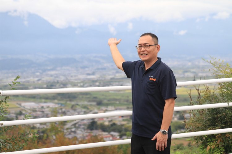 係長の尾崎さん。「フロントでは日の入り時間も表示しています」。