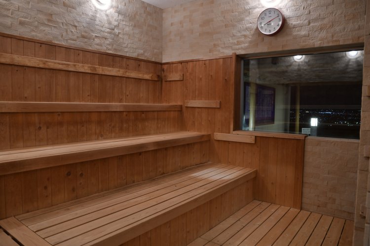 サウナは約90度。窓外には絶景が。