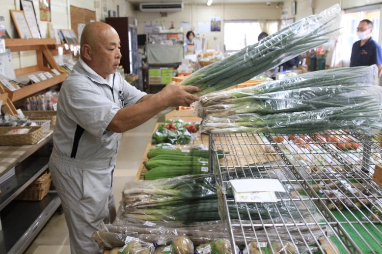 駐車場北側にある農産物直売所「のっぷい」には、地元の新鮮な野菜や果実が並ぶ。晩秋から初冬は長さ1m近い大塚にんじんが登場する。