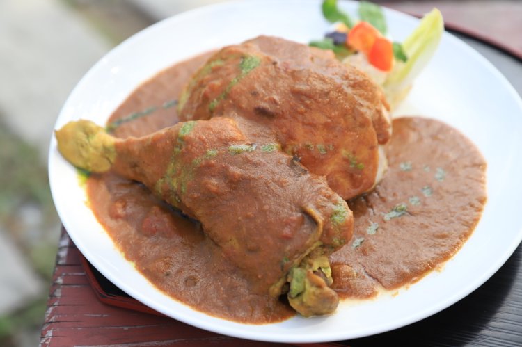 場内にある「気まぐれ屋」の伝説のカレー合盛り1700円。ローストポークとやわらかな骨付き肉が大ボリューム。