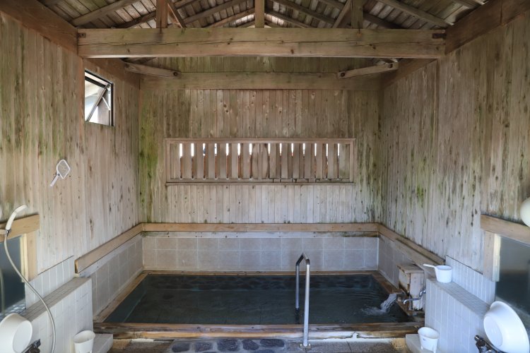 「こっちの湯」の内湯は木造で落ち着いた雰囲気。