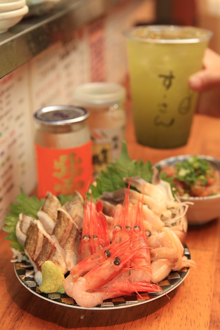 生甘海老と炙りカマス各550円、活ホッキ貝770円。ネギトロといろいろ魚漬け550円。ワンカップ酒は660円〜。