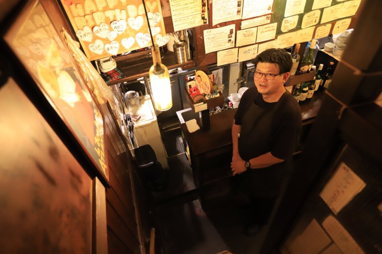 「2階には座席もあります」と『ワインバー ヤミツキ・タヌキ』代表の平石さん。