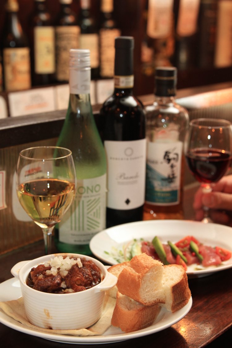 ヤミツキ煮込みはバゲット追加で900円、本日の鮮魚カルパッチョ750円。グラスワインは12種で400円～。