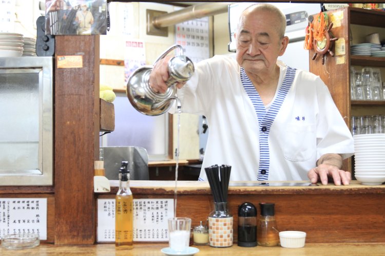 「むかしはやかんで提供していたので、焼酎を“やかん”と呼んでいます。梅割りもありますよ」と簗瀬さん。