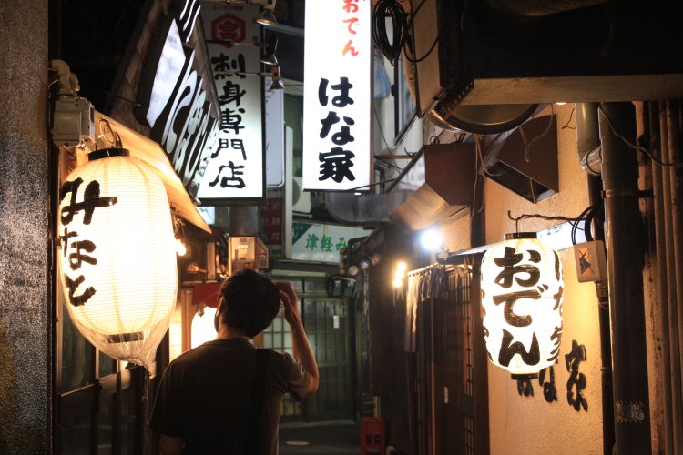 電光掲示板をくぐると、極細の路地に店が連なる。