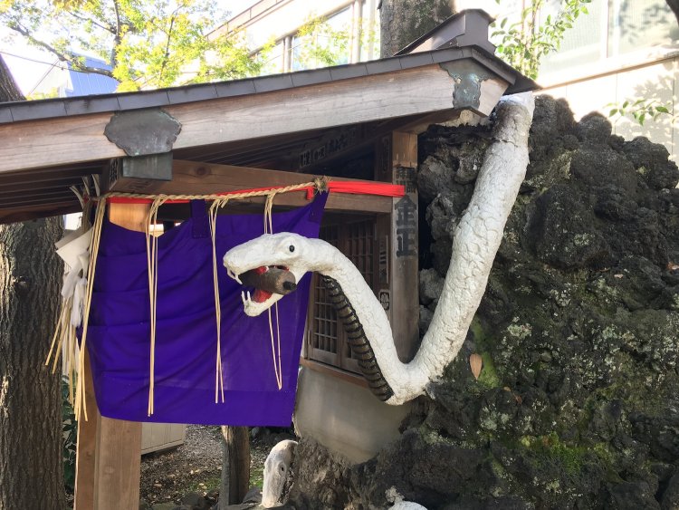 境内には個性的な蛇の像がたくさん。